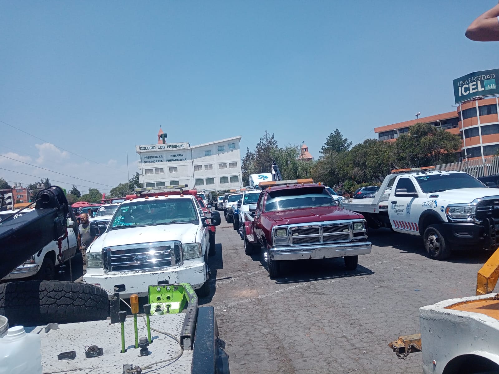 Flota operativa de 10 unidades de Grúas Ramírez Hernández, incluyendo plataformas y grúas de arrastre, listas para brindar auxilio vial en Tlalnepantla y el Estado de México.
